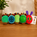 Peluche distributrice de friandises et sonore La Chenille Qui Fait des Trous® – 35,5 cm - Boutique Aux Trois Pattes