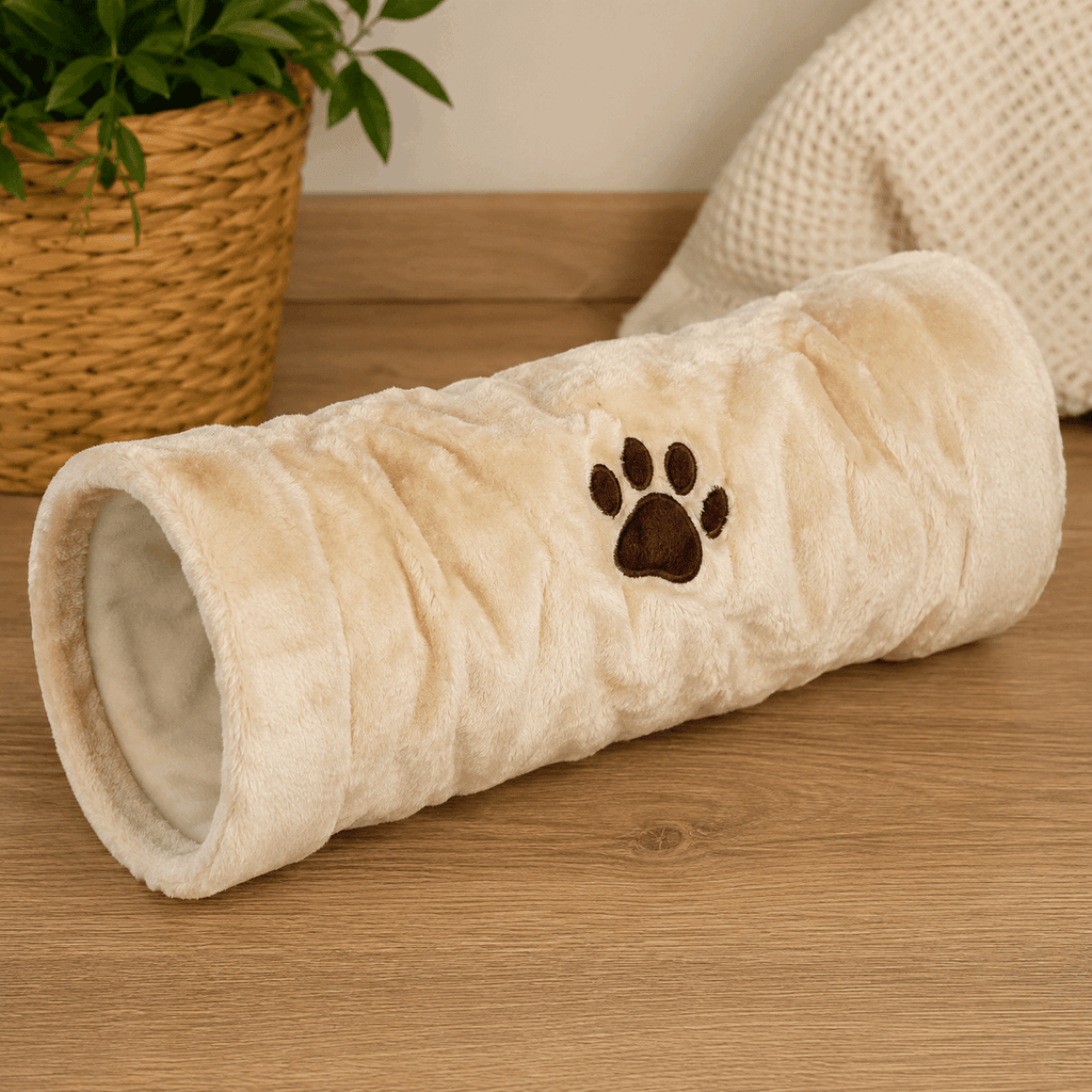 Tunnel douillet Trixie en peluche beige – 22 x 22 x 60 cm - Boutique Aux Trois Pattes