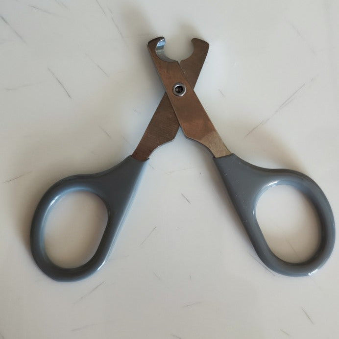 Coupe-ongles gris pour chat, petit chien et lapin, présenté ouvert sur fond clair