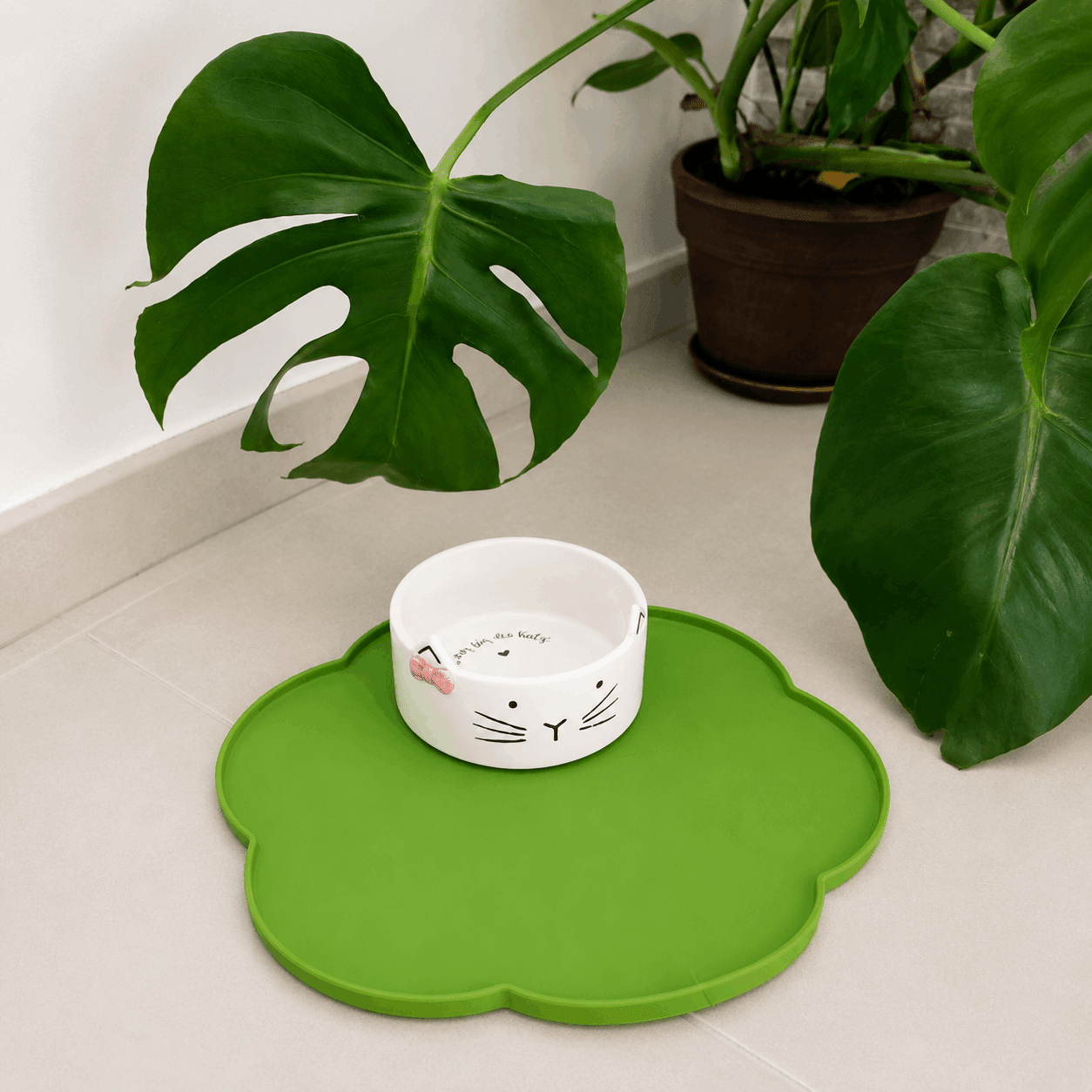 Tapis de gamelle fleur en silicone avec rebord – 30 cm - Boutique Aux Trois Pattes