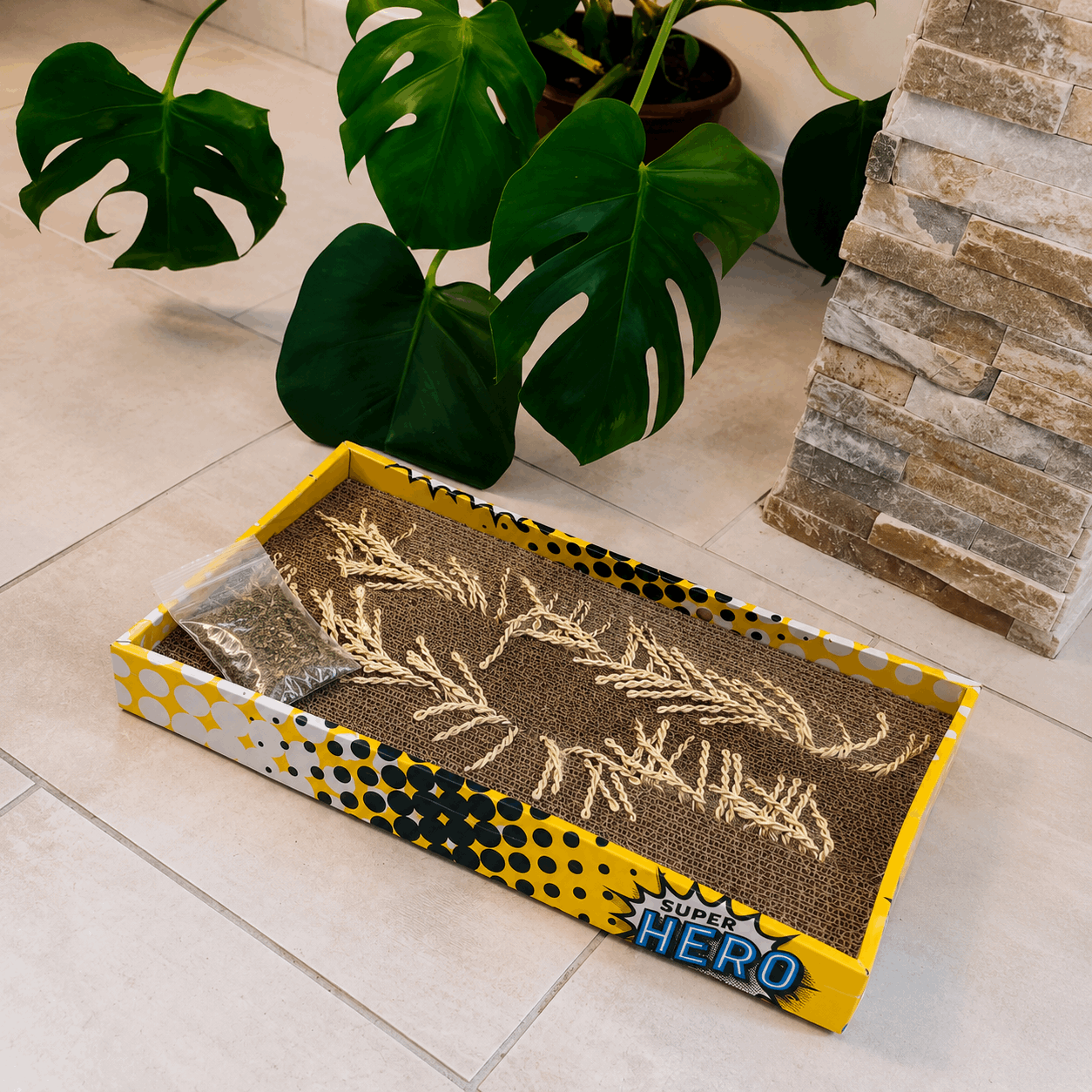 Griffoir en carton avec cordelettes et herbe à chat – 46,5 cm - Boutique Aux Trois Pattes