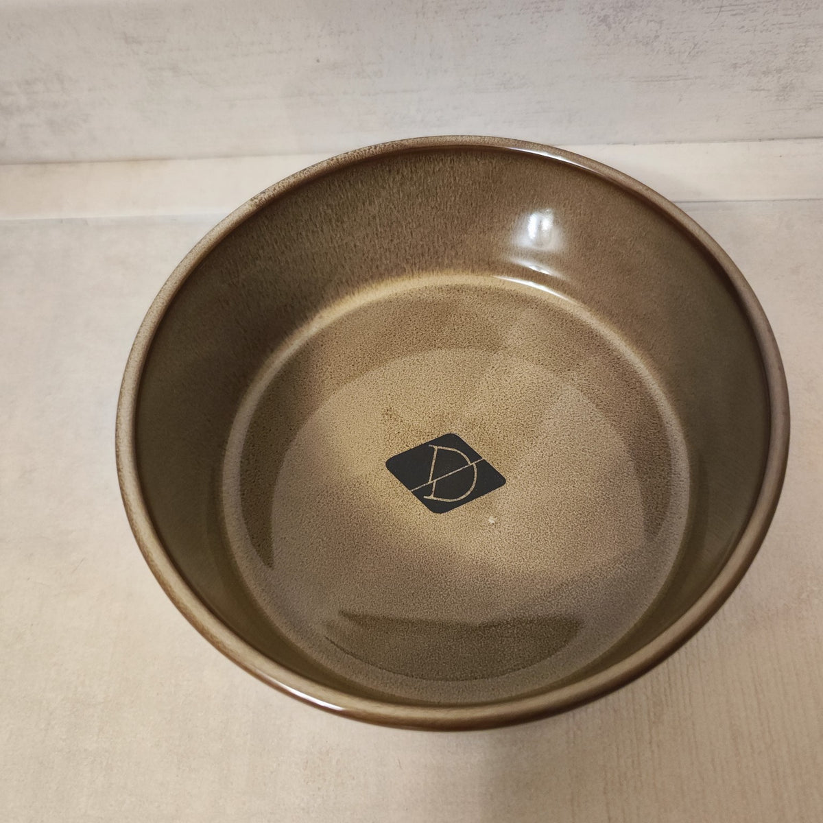 Gamelle en céramique marron vue du dessus pour eau, croquettes ou alimentation humid