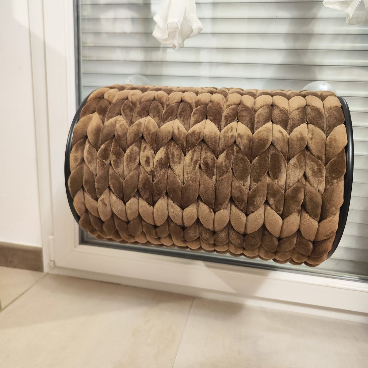 Lit pour chat Riley brun avec espace intérieur et couchage supérieur