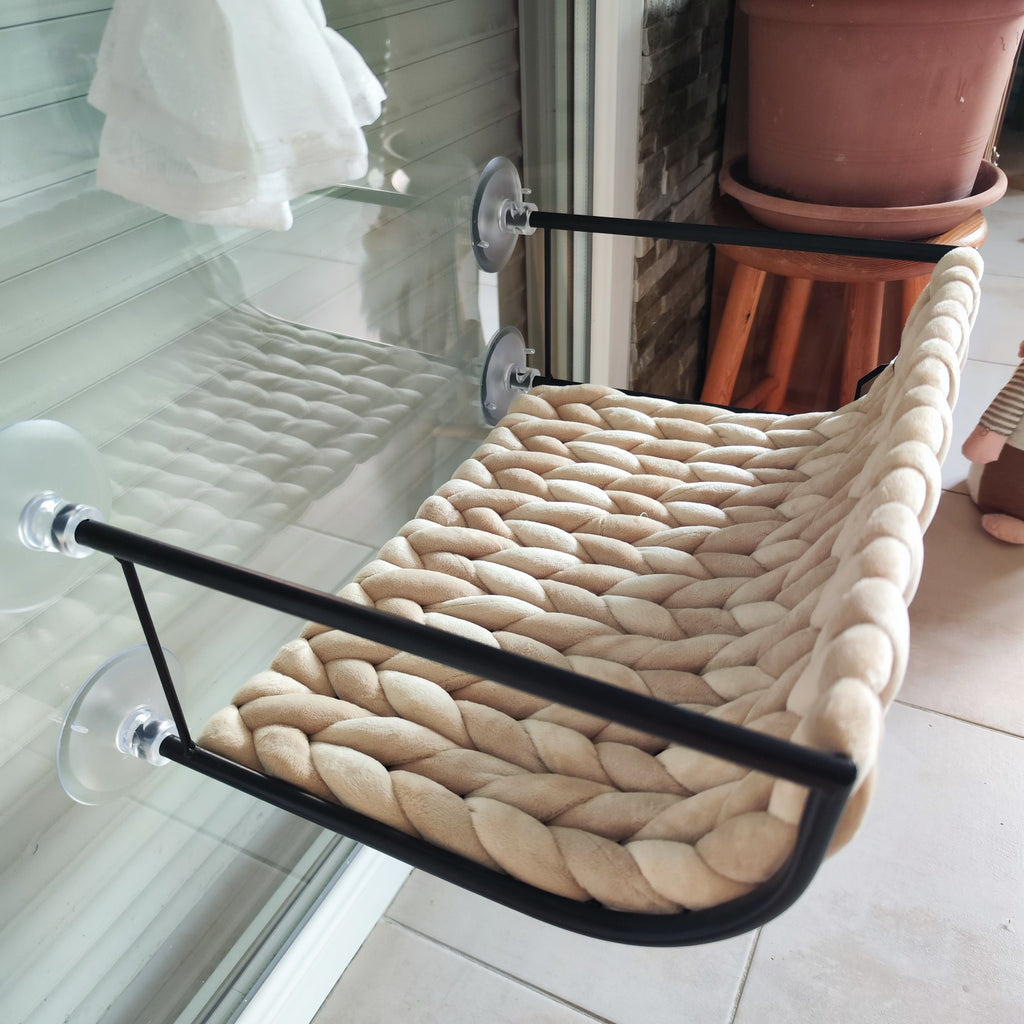 Lit pour chat à ventouses Blair installé sur une fenêtre