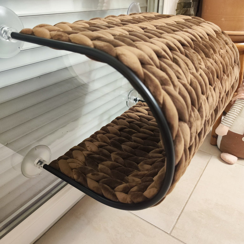 Vue de côté du lit de fenêtre pour chat Riley brun