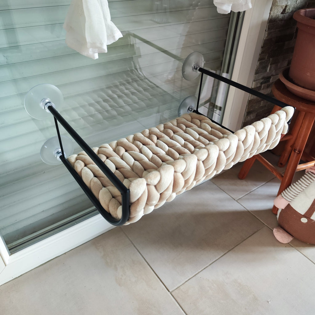 Lit suspendu pour chat Blair fixé sur une vitre