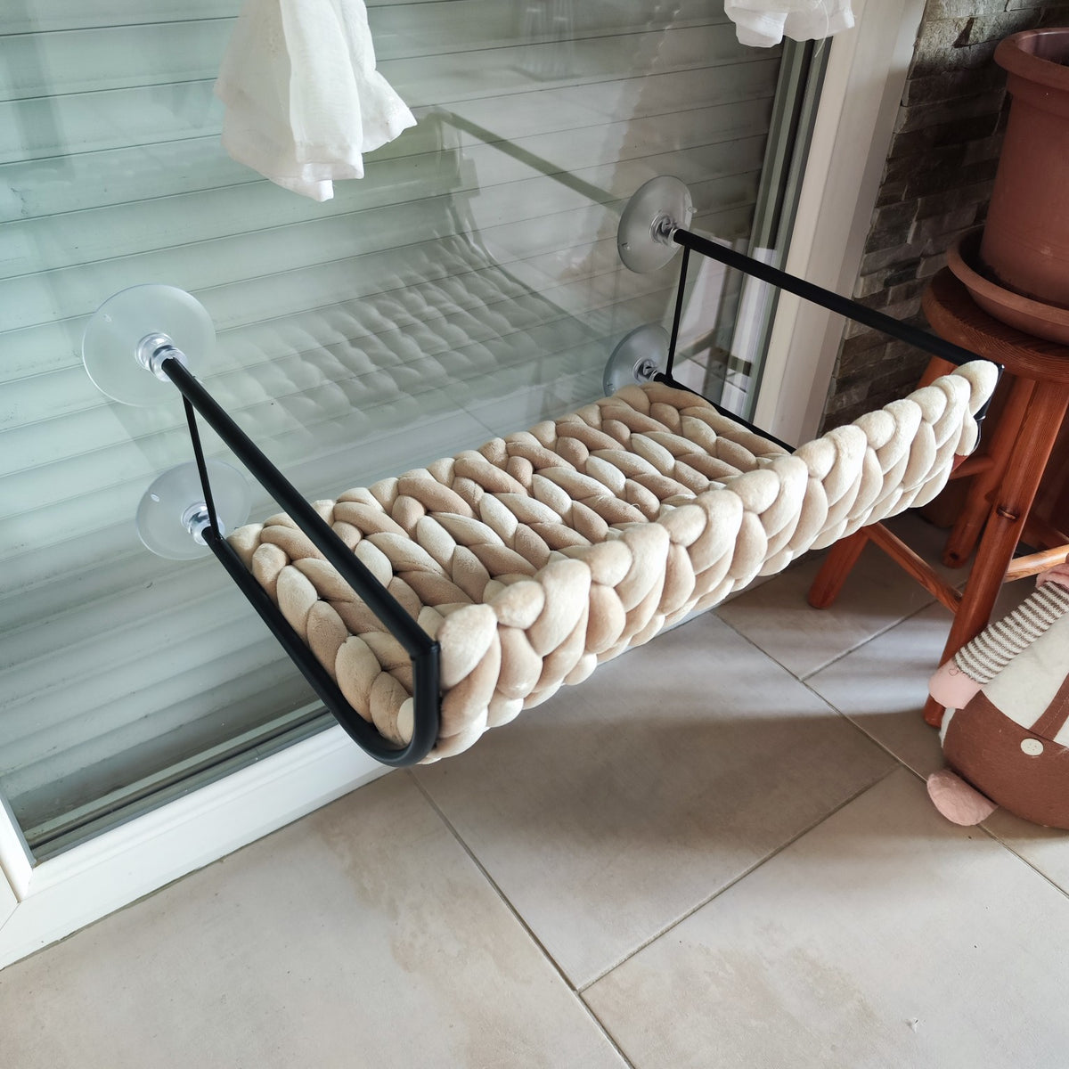 Lit suspendu pour chat Blair fixé sur une vitre