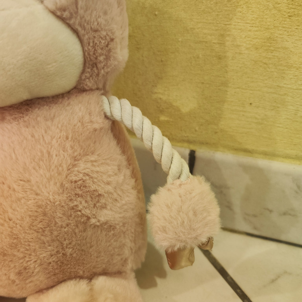 Détail du bras en corde de la peluche renne pour chien